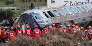 Παραμένουν τα ερωτήματα για το τραγικό δυστύχημα στα Τέμπη