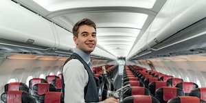 άνδρας αεροσυνοδός σε αεροπλάνο