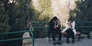 Άνδρας και γυναίκα σε παγκάκι στην Κίνα