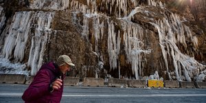 Aνδρας περπατά σε παγωμένο δρόμο