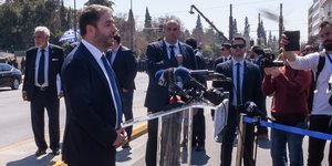 Ο πρόεδρος του ΠΑΣΟΚ Νίκος Ανδρουλάκης κάνει δήλωση μετά το πέρας της παρέλασης