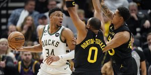 Ο Γιάννης Αντετοκούνμπο σε προσπάθειά του από τον αγώνα απέναντι στους Γιούτα Τζαζ/ AP Photos