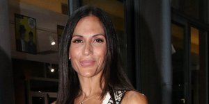 Η Ανθή Βούλγαρη με λευκό φόρεμα