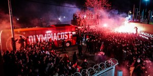 Αποθέωση της αποστολής του Ολυμπιακού μετά το «διπλό» επί της ΑΕΚ για την τελευταία αγωνιστική της Super League