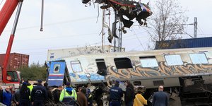 Αστυνομικοί επιτηρούν την συλλογή των συντριμιών στα Τέμπη από γερανό