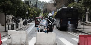 Αστυνομικός σε κλειστό δρόμο στην Αθήνα