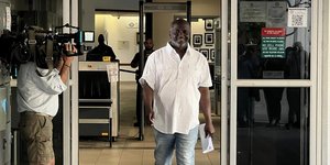 Ο Σίντνεϊ Χολμς μετά από 34 χρόνια, βγαίνει από την φυλακή