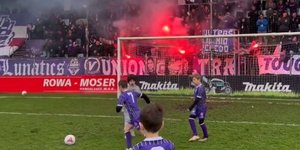 Απίστευτες εικόνες στην Αυστρία: Παιδικός αγώνας ποδοσφαίρου με... φανατικούς οπαδούς και καπνογόνα