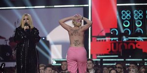 Η αντίδραση της Αβρίλ Λαβίν όταν γυμνόστηθη διαδηλώτρια εισέβαλε στη σκηνή