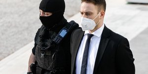 O δολοφόνος της Καρολάιν Κράουτς, Μπάμπης Αναγνωστόπουλος