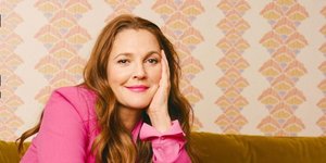 Η Ντρου Μπάριμορ με ροζ σακάκι