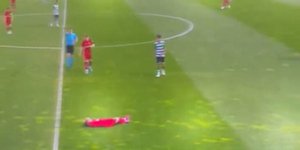 Κατέρρευσε στο γήπεδο ο Μπεν Ντόουκ της Λίβερπουλ