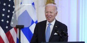 Ο Τζο Μπάιντεν δίπλα σε ελληνική σημαία