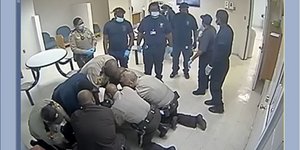 Επτά αστυνομικοί γονάτιζαν επί 12 λεπτά πάνω στον 28χρονο μαύρο Άιρβο Οτιένο σε ψυχιατρική κλινική στις ΗΠΑ