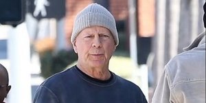 Ο Μπρους Γουίλις εθεάθη σε βόλτα στο Λος Άντζελες μετά την ανακοίνωση ότι πάσχει από άνοια