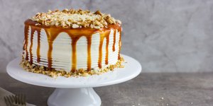 Λαχταριστή τούρτα καραμέλας με καρύδια