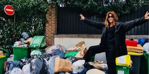 Η Κάρλα Μπούρνι πάνω σε σκουπίδια