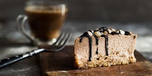 Πεντανόστιμο cheesecake με μους σοκολάτας, κάσιους, φουντούκια και καφέ