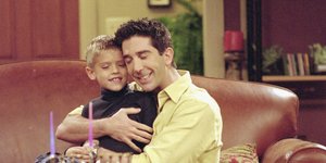 Ο Cole Mitchell Sprouse ως Ben Geller και David Schwimmer ως Ross Geller στα Φιλαράκια 
