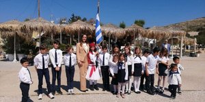 Ο Άγγελος με τη δασκάλα του και τους μαθητές από δημοτικό σχολείο της Βούλας.