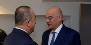 Δένδιας και Τσαβούσογλου αγκαλιάζονται 