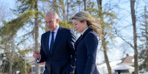 Νίκος Δένδιας και Μελανί Τζολί περπατούν στο Μόντρεαλ