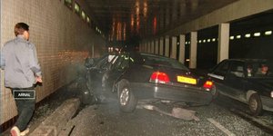 H τρακαρισμένη Mercedes της Νταϊάνα, στιγμές μετά το σοκαριστικό δυστύχημα στη γέφυρα του Παρισιού