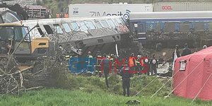 Λάρισα διασώστες σύγκρουση τρένων