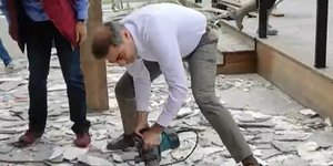 Ο δήμαρχος Αλίμου με κομπρεσέρ σε επιχείρηση