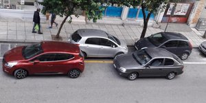 Διπλοπαρκαρισμένα αυτοκίνητα