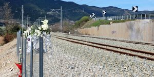 Λουλούδια στο σημείο της τραγωδίας από την σύγκρουση τρένων στα Τέμπη