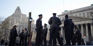 Αστυνομικοί έξω από δικαστήριο του Μανχάταν όπου πιθανότατα θα απαγγελθούν κατηγορίες στον Ντόναλντ Τραμπ