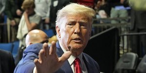 Ο Ντόναλντ Τραμπ με κόκκινη βάρδια