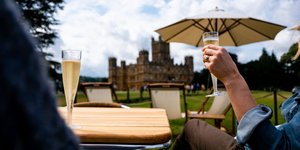 Το κάστρο Χάικλερ, όπου γυρίστηκε το "Downton Abbey", σταματά τη διοργάνωση γάμων