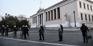 ΜΑΤ έξω από την Πρυτανεία του ΕΚΠΑ