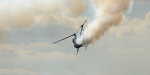 Ελικόπτερο βγάζει καπνούς