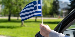 Ελληνική σημαία στο αυτοκίνητο