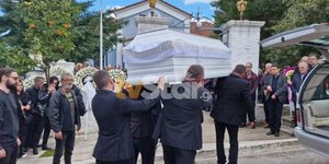 Τραγωδία στα Τέμπη: Το τελευταίο αντίο στην 28χρονη Ελπίδα από την Αταλάντη