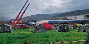Η ΕΜΑΚ στήνει σκηνές στο σημείο της τραγωδίας στα Τέμπη