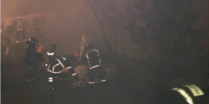 Τέμπη: Οι άντρες της ΕΜΑΚ προσπαθούν να απεγκλωβίσουν επιβάτες