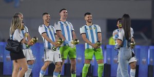 Ο Εμιλιάνο Μαρτίνεζ έκανε τον αμφιλεγόμενο πανηγυρισμό του παρέα με συμπαίκτες του 