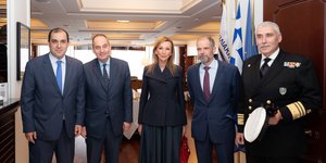 (Aπό αριστερά προς δεξιά) κ. Κωνσταντίνος Κατσαφάδος - Υφυπουργός Ναυτιλίας & Νησιωτικής Πολιτικής, κ. Ιωάννης Πλακιωτάκης - Υπουργός Ναυτιλίας & Νησιωτικής Πολιτικής, κ. Μελίνα Τραυλού - Πρόεδρος Ένωσης Ελλήνων Εφοπλιστών, κ. Αντώνιος Θ. Ν. Λαιμός - Αντιπρόεδρος ΕΕΕ, Αντιναύαρχος ΛΣ Γεώργιος Αλεξανδράκης, Αρχηγός ΛΣ - ΕΛ. ΑΚΤ / ΥΝΑΝΠ