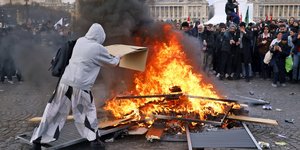 Επεισόδια στη Γαλλία για το συνταξιοδοτικό
