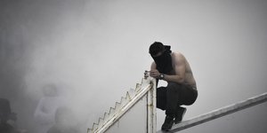 Οπαδός σε κάγκελα γηπέδου