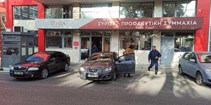 Επίθεση με πέτρες στα γραφεία του ΣΥΡΙΖΑ στην Κουμουνδούρου -Ζημιές στο τζιπ του Αλέξη Τσίπρα