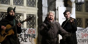 Στιγμιότυπο από συγκέντρωση καλλιτεχνών έξω από το Εθνικό Θέατρο