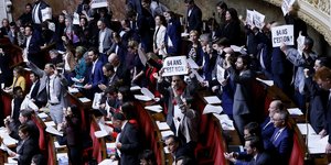 Βουλευτές στη Γαλλία με πλακάτ κατά κυβέρνησης