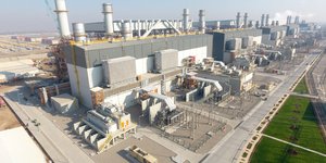 Ο σταθμός παραγωγής ενέργειας στην πόλη Bismayah του Ιράκ. Η Φάση 3 είναι τα πρώτα δύο κτίρια (από αριστερά προς τα δεξιά) και η Φάση 2, τα δύο επόμενα κτίρια.