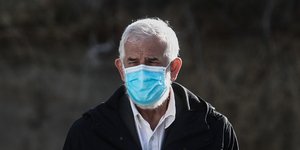 Ο Πέτρος Φιλιππίδης με μάσκα