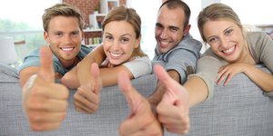 Άτομα σε καναπέ